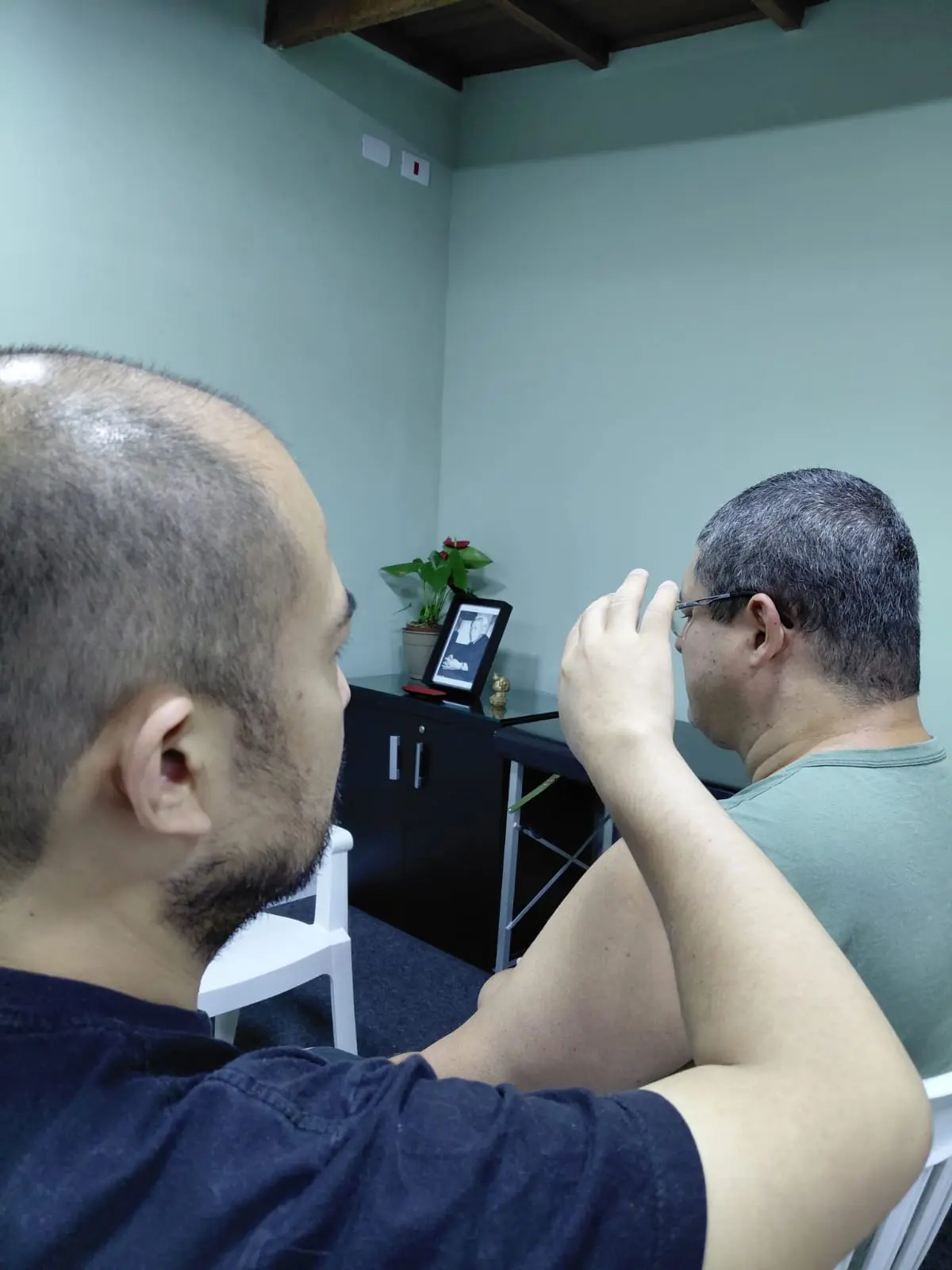 Praticante aplicando terapia energética Shingyo para saúde e equilíbrio